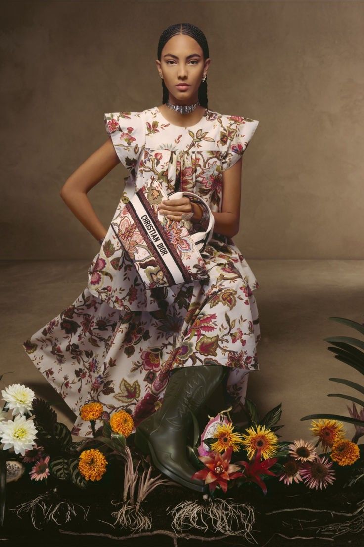 Платье из ткани с цветочным принтом на светлом фоне, розовые и бордовые цветы