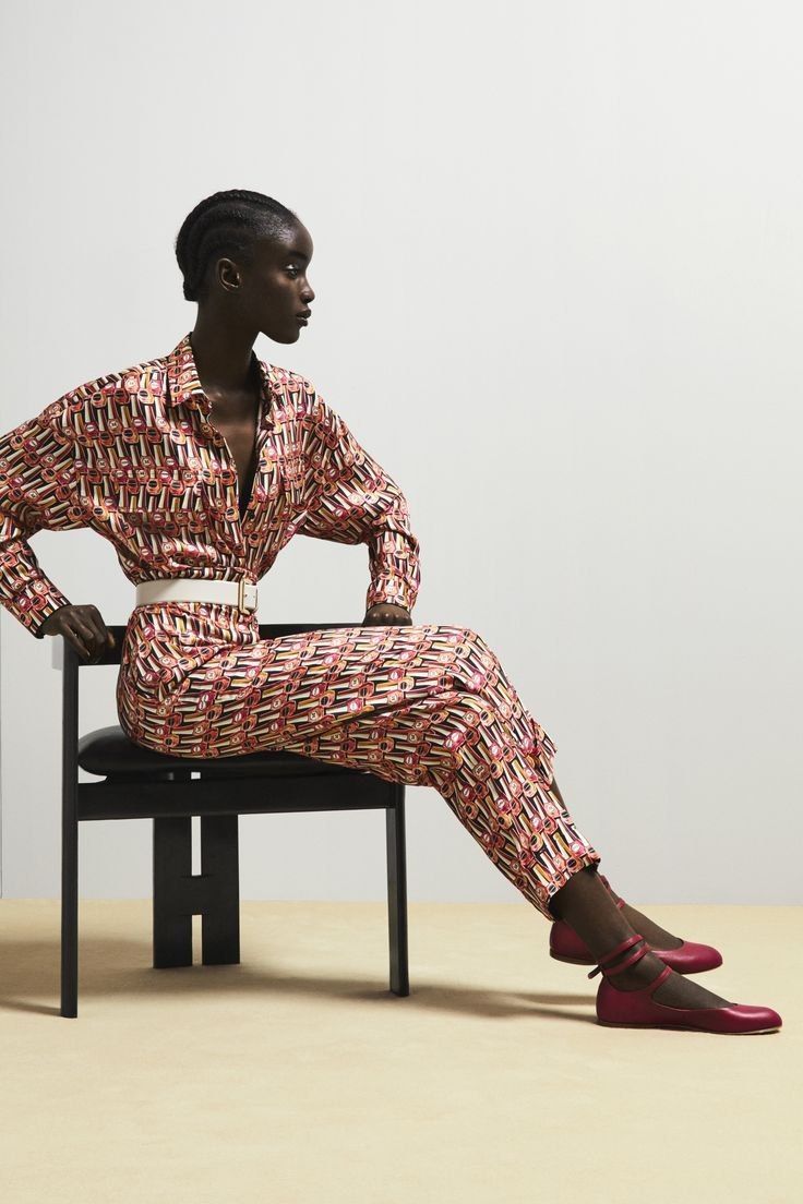 Стильный женский костюм из ткани с геометрическим принтом в красно-бежевых тонах